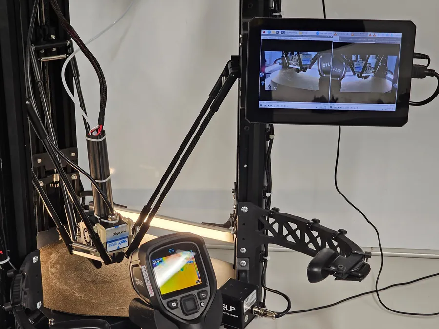 L’effecteur au-dessus du plateau, la caméra thermique et l’écran de contrôle affichant les vues en direct de deux caméras.